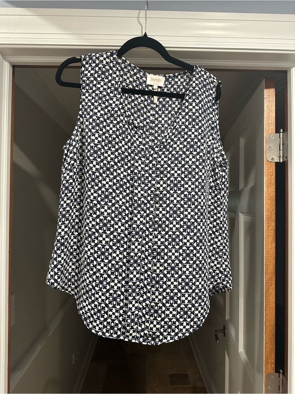 Laundry By Shelli Segal Navy and White Patterned Sleeveless V-Neck Camisole